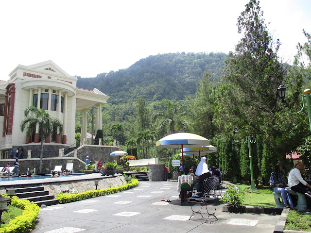 Kolam Renang di Villa Puncak Trawas