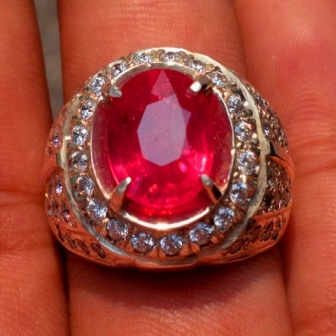 Cincin batu permata ruby