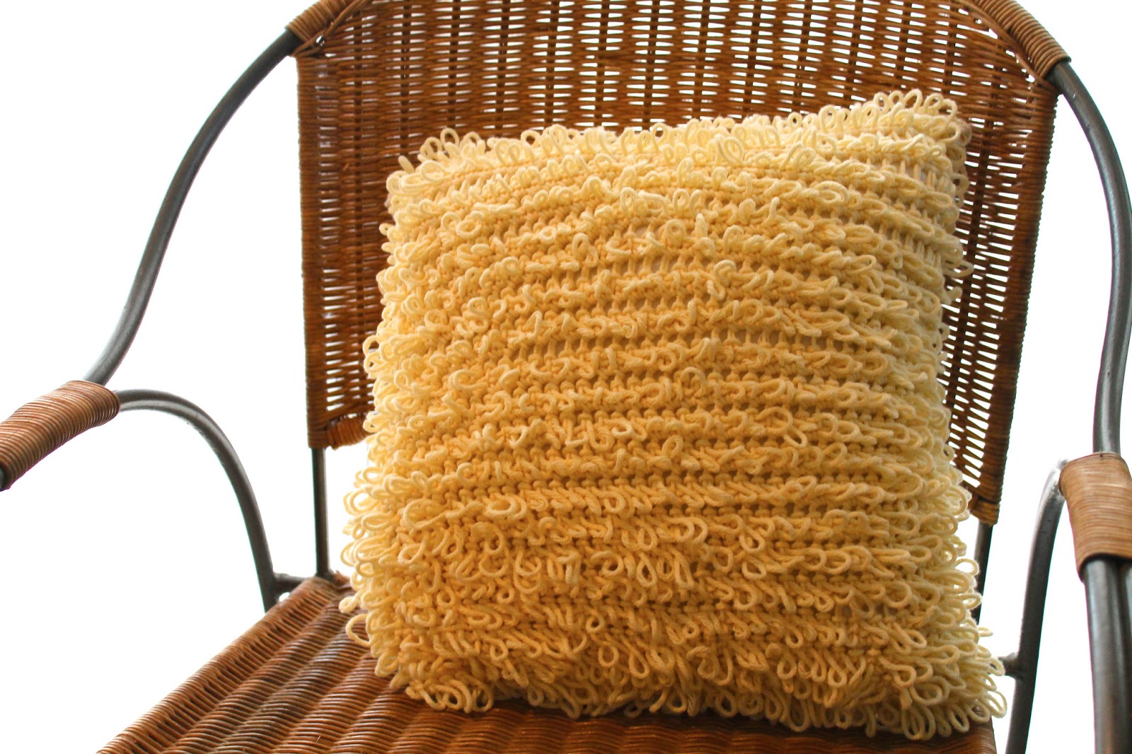 Sans Limites Crochet Loop Pillow DIY