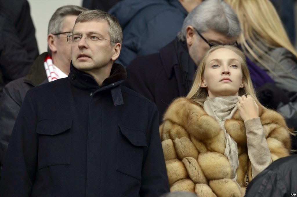 روسي يدفع 4,5 مليار دولار لزوجته مقابل طلاقها منه.