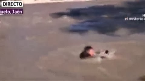 reportero se cae al agua en vivo