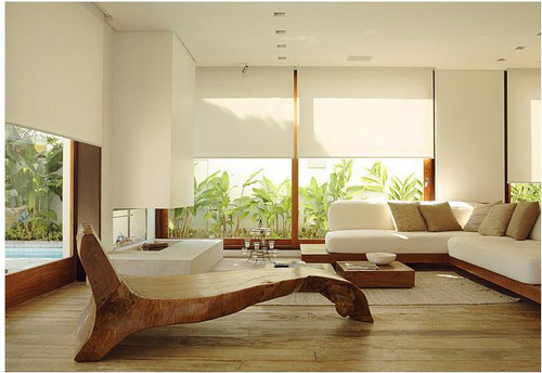 decoracao branca sala:Sala ampla, com janelas que dão vista para o jardim lateral e a decoracao branca sala:Sala ampla, com janelas que dão vista para o jardim lateral e a