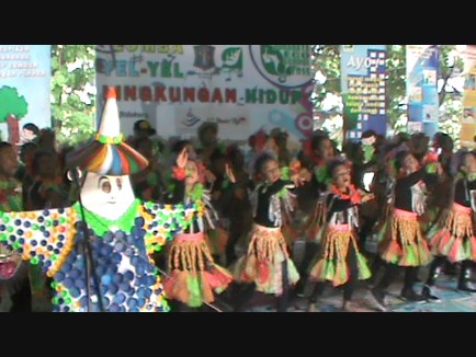 Sdn Bubutan Iv Surabaya Maskot Bintang Sdn Bubutan Iv Hebohkan Lomba Yel Yel Lingkungan Hidup 2015