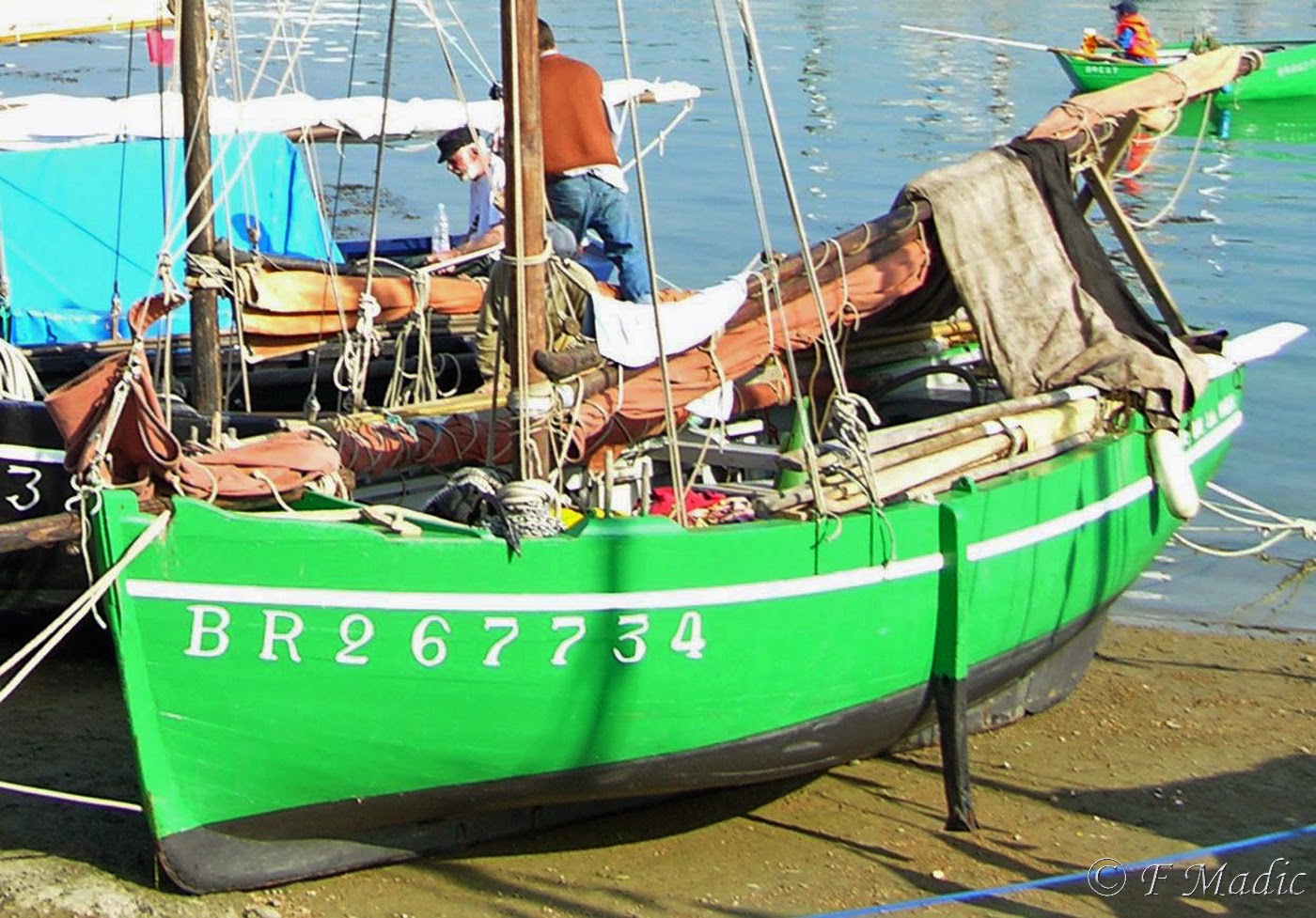 Voilier à un mât (voile aurique ou carrée) REINE DE LA MER (BR267734)