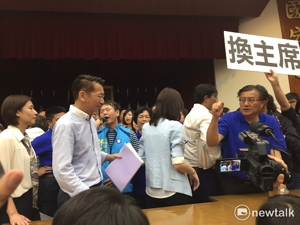 雖然會議進行到下午,但藍綠仍爭執不休,數度爆發肢體衝突,變更為最後面質詢的時代力量黨團仍然像在「罰站」一樣,無法質詢主計長朱澤民、衛福部長陳時中、教育部長潘文忠等部會首長,時代力量立委洪慈庸罕見地動怒,怒斥「我們正在審預算,你們咧!」、「你們的方式,你們認為是對的嗎?」、「去密室協商的不是你們嗎!」 雖然會議進行到下午,但藍綠仍爭執不休,數度爆發肢體衝突,變更為最後面質詢的時代力量黨團仍然像在「罰站」一樣,無法質詢主計長朱澤民、衛福部長陳時中、教育部長潘文忠等部會首長,時代力量立委洪慈庸罕見地動怒,怒斥「我們正在審預算,你們咧!」、「你們的方式,你們認為是對的嗎?」、「去密室協商的不是你們嗎!」