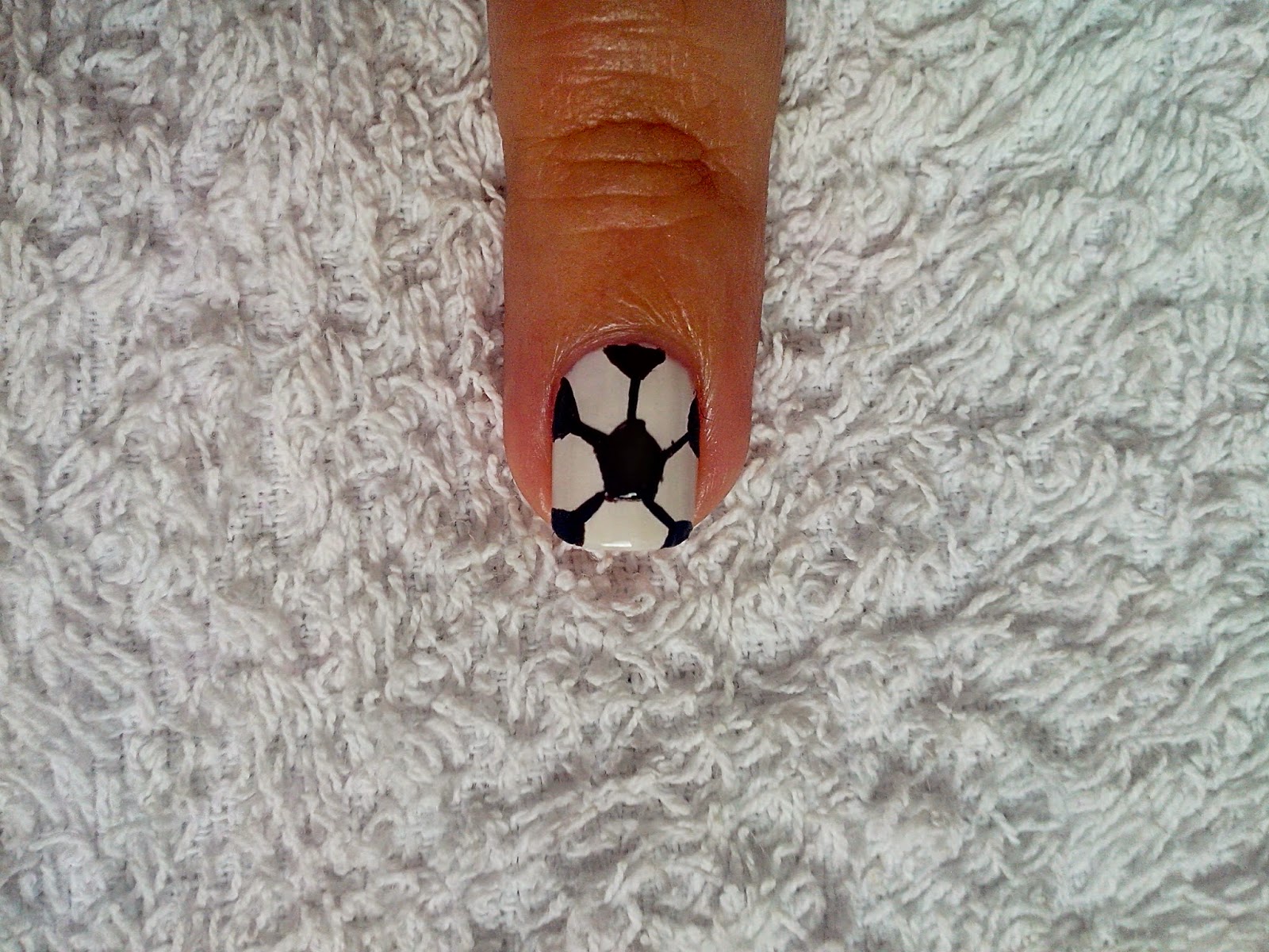 Judy's Little Obsessions ♥ ♥ NAIL ART Soccer Ball