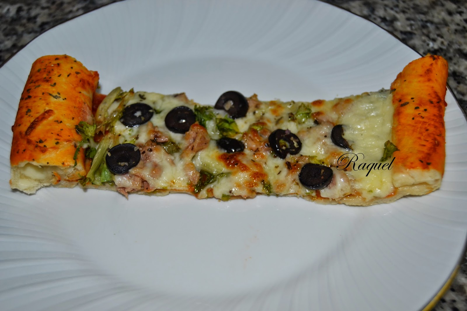 Pizza De Atún Canónigos Y Aceitunas