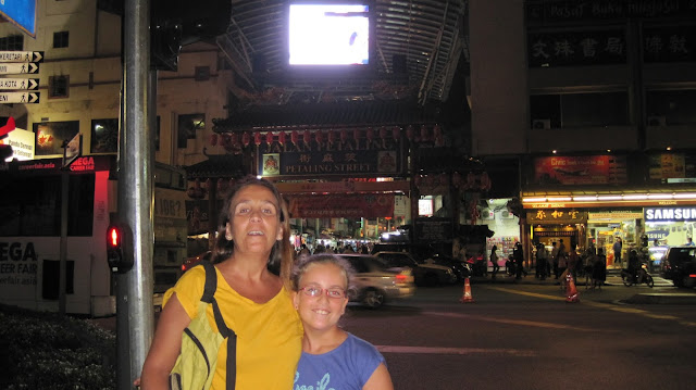 El mundo con ella frente a Petaling Street
