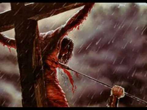 le atravesó el costado con la lanza, y en seguida brotó sangre y agua.