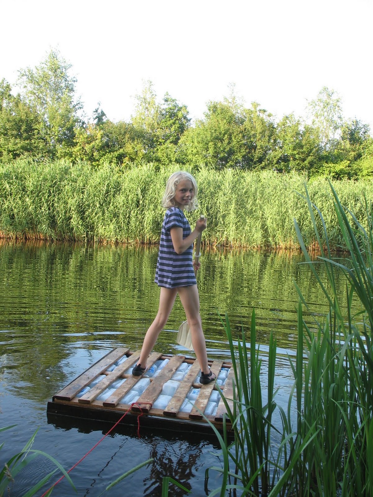 vlot bouwen van pallets en melkflessen backyard layout raft building outdoor