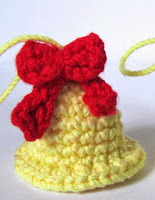 http://www.crafteandoqueesgerundio.blogspot.com.es/2012/12/patron-campanas-navidenas-pattern.html