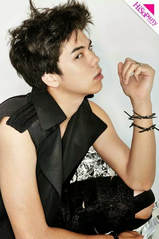 ehitu foto foto udah gua tambahin ya. yang peach nya ganteng maksimal
