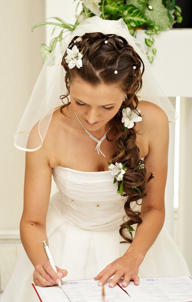 The Northern Bride: Wedding Hairstyles with Flowers