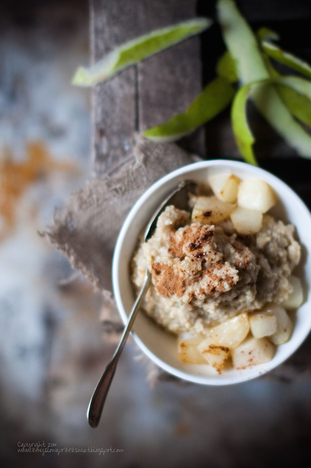 Kulinarne podróże Pudding jaglany z bananem i karmelizowaną gruszką