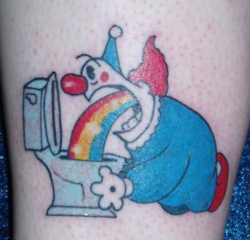 tatuaje de un payaso vomitando un arco iris en el retrete