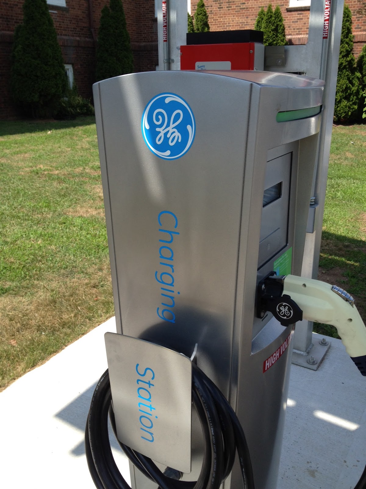 Small Scale Homes Solar Powered Electric Car Charging Station