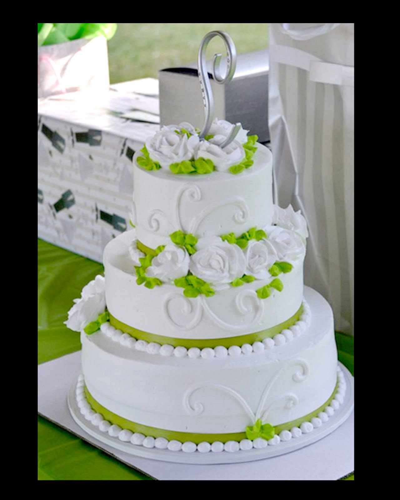 Hector�s Custom Cakes 3 Tier White Wedding Cake with