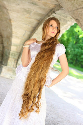 Sweet Knee Length Long Hair Model