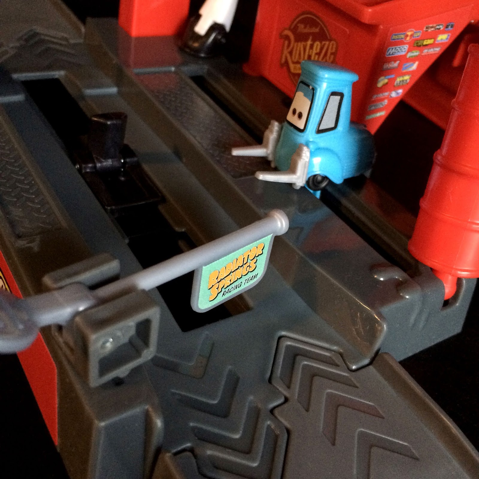 Dan the Pixar Fan Cars Piston Cup Pit Stop (Story Sets)