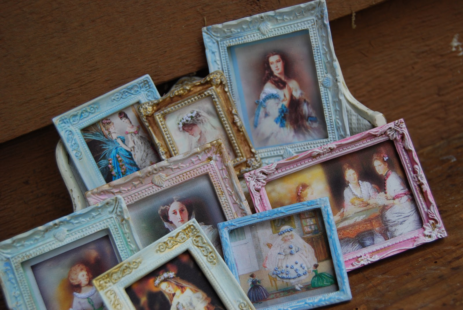 CDHM Artisan Katie Arthur of Dollhouse Miniatures and Hitty Art 1:12 dollhouse miniature fine arts, quilts and patterns, linens, bedding, hand painted paintings, drapes