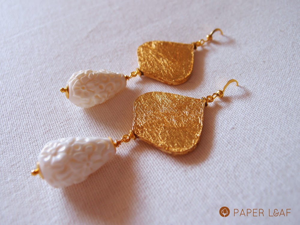 WhiteDrops | carta di cotone, orone dorato, perla in resina | handmade paper earrings | cardstock, imitation Gold Metal Leaf and resin beads | Paper Leaf