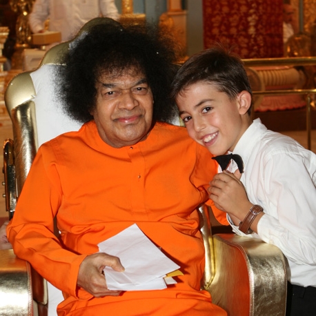 http://3.bp.blogspot.com/-80Gu1JOyYbM/TZxzC5cZQRI/AAAAAAAAAR8/I4GMcySeOkI/s1600/Sathya+Sai+Baba_61556.jpg