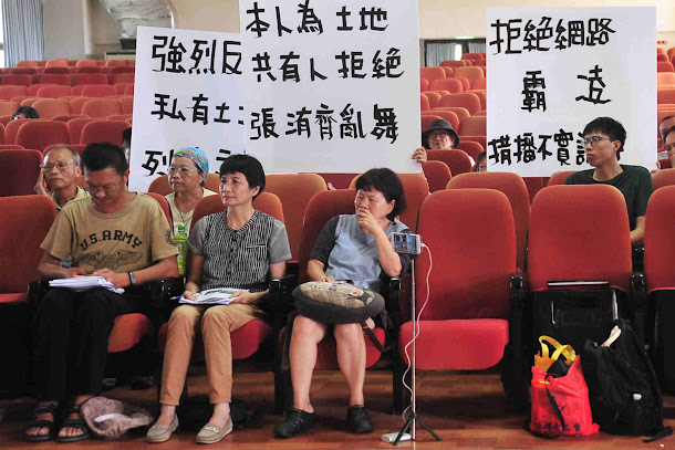 屏東縣政府文資所下午在恆春鎮公所,進行「恆春張家古厝防禦型竹塹」提報文化景觀公聽會,滿肚委屈及怒火的土地所有權人除了發言痛批「不尊重」,更在現場舉牌抗議。 屏東縣政府文資所下午在恆春鎮公所,進行「恆春張家古厝防禦型竹塹」提報文化景觀公聽會,滿肚委屈及怒火的土地所有權人除了發言痛批「不尊重」,更在現場舉牌抗議。