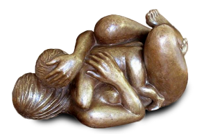Statue style figuratif : Femme nue couchée sur le dos,  tenant son enfant tendrement enlacé. Vue de dos