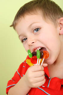 IMAGEN NINO COMIENDO GOLOSINA imagen nino comiendo golosina: