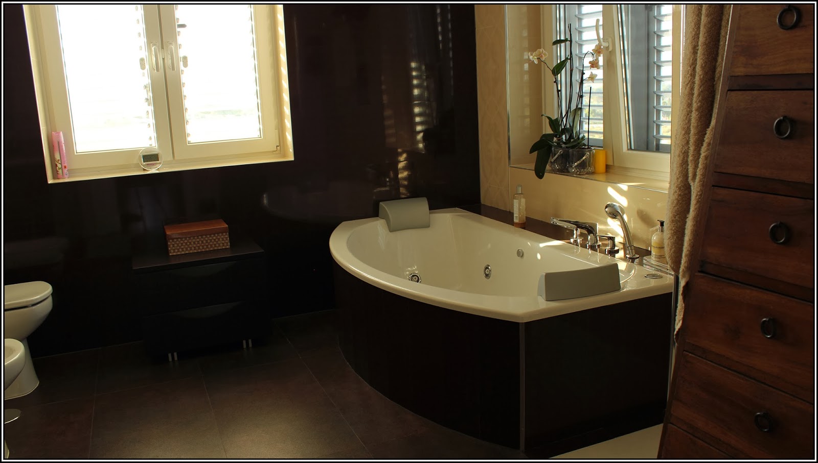 Reformas y decoración: BAÑO EN NEGRO Y TRAVERTINO