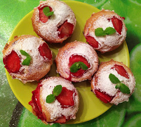cupcakes con fresas, muffins con fresas