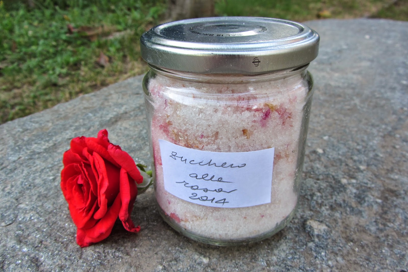 zucchero aromatizzato alla rosa