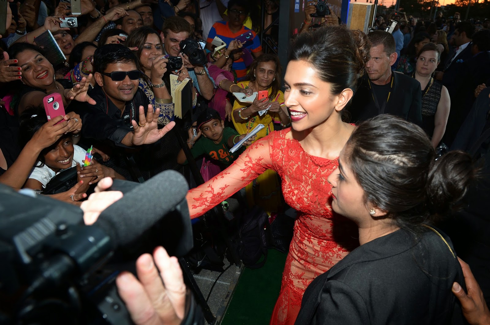 Deepika Padukone Looks Smoking Hot In Red Dress At IIFA Awards 2014