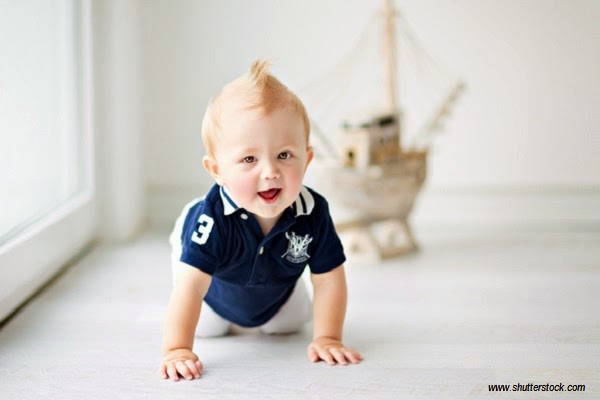 Petit bébé mignon Une petit bébé garçon mignon