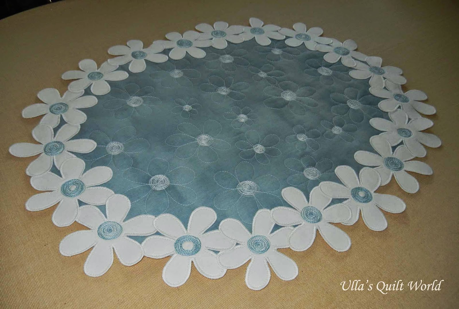 Ulla's Quilt World Flower tablecloth quilt daisies, tutorial