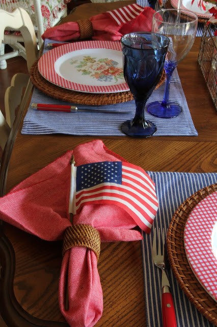 Red White & Blue Tablescape-Bargain Decorating with Laurie