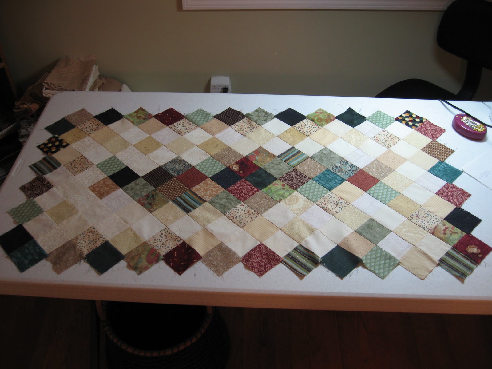 LIFE WITH LYNN TableTopper Quilt; StepbyStep