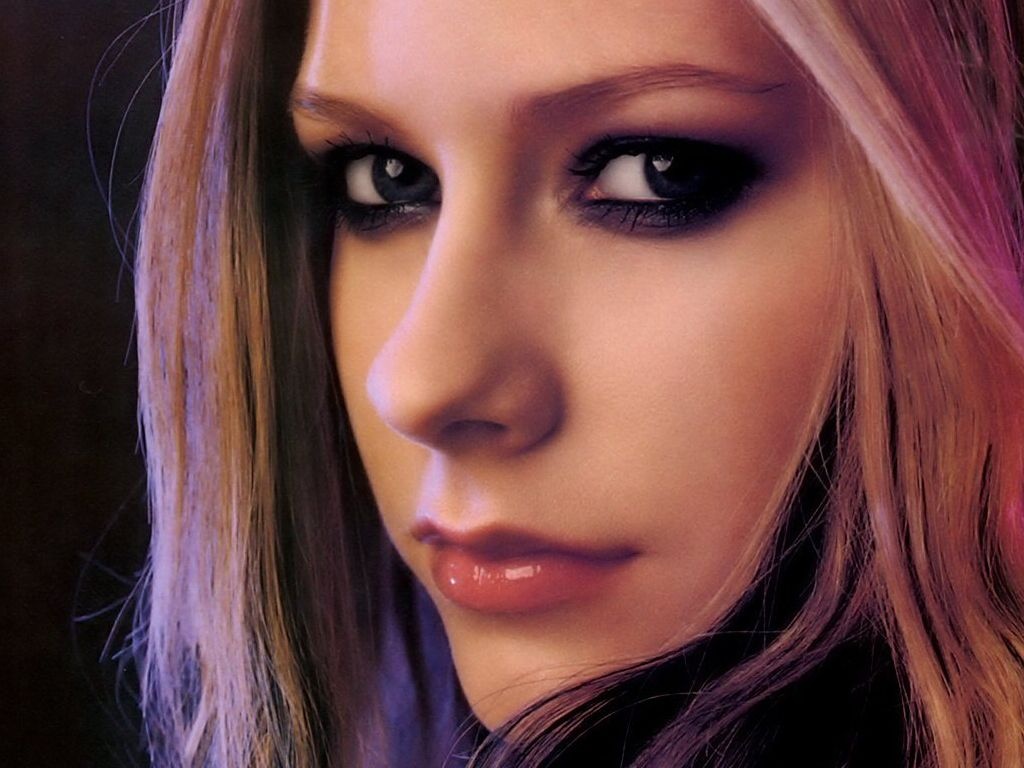 http://3.bp.blogspot.com/-89FG0tTDSDQ/TcrDlcH7GsI/AAAAAAAAA4U/ABiQB1V6on4/s1600/avril_lavigne.jpg