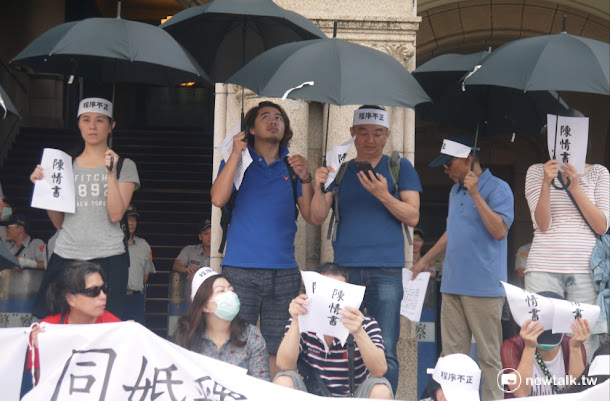 臺灣大學法研所學生獨自一人前往司法院高舉彩虹旗支持同性婚姻法案。 臺灣大學法研所學生獨自一人前往司法院高舉彩虹旗支持同性婚姻法案。