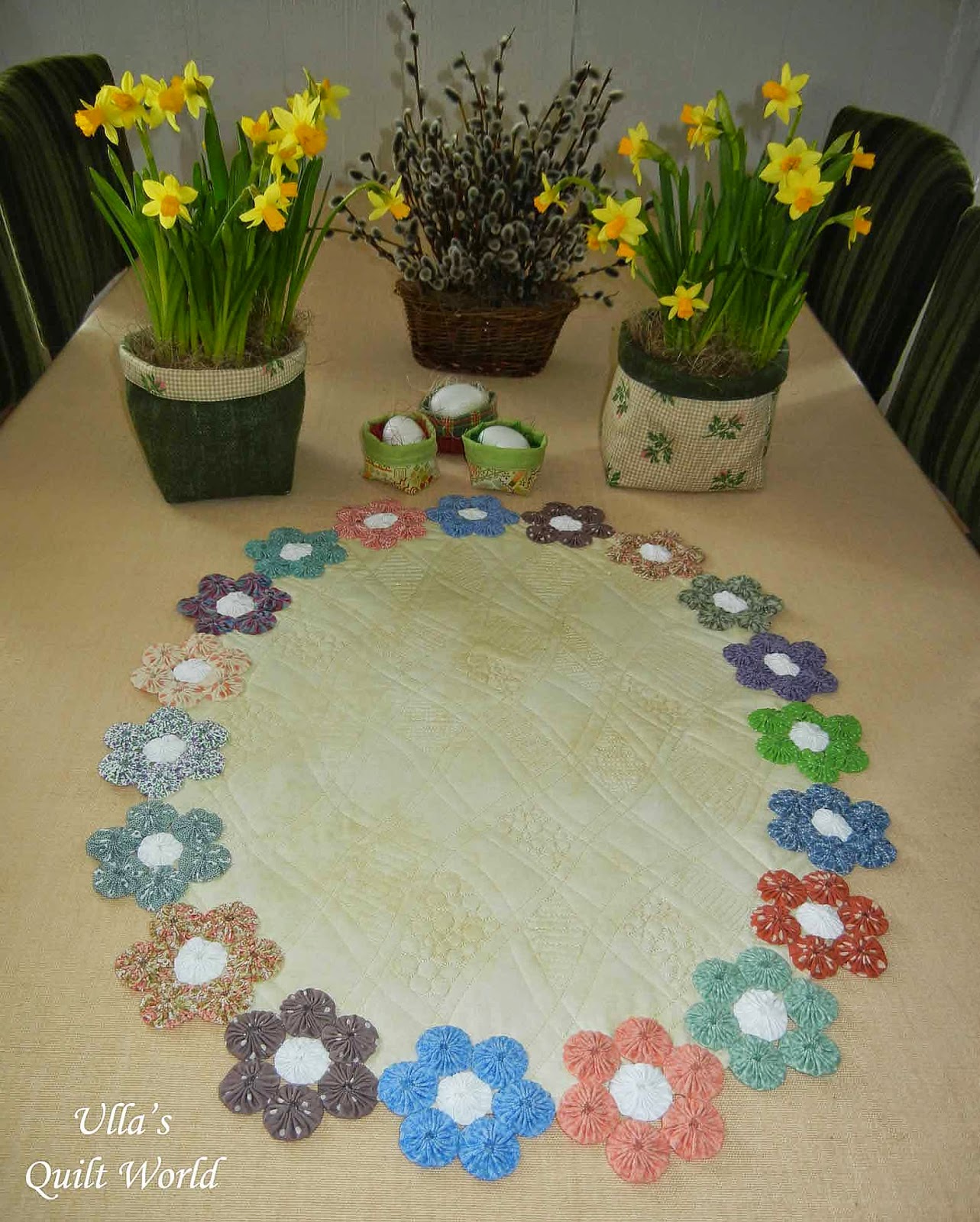 Ulla's Quilt World YoYo table cloth quilt