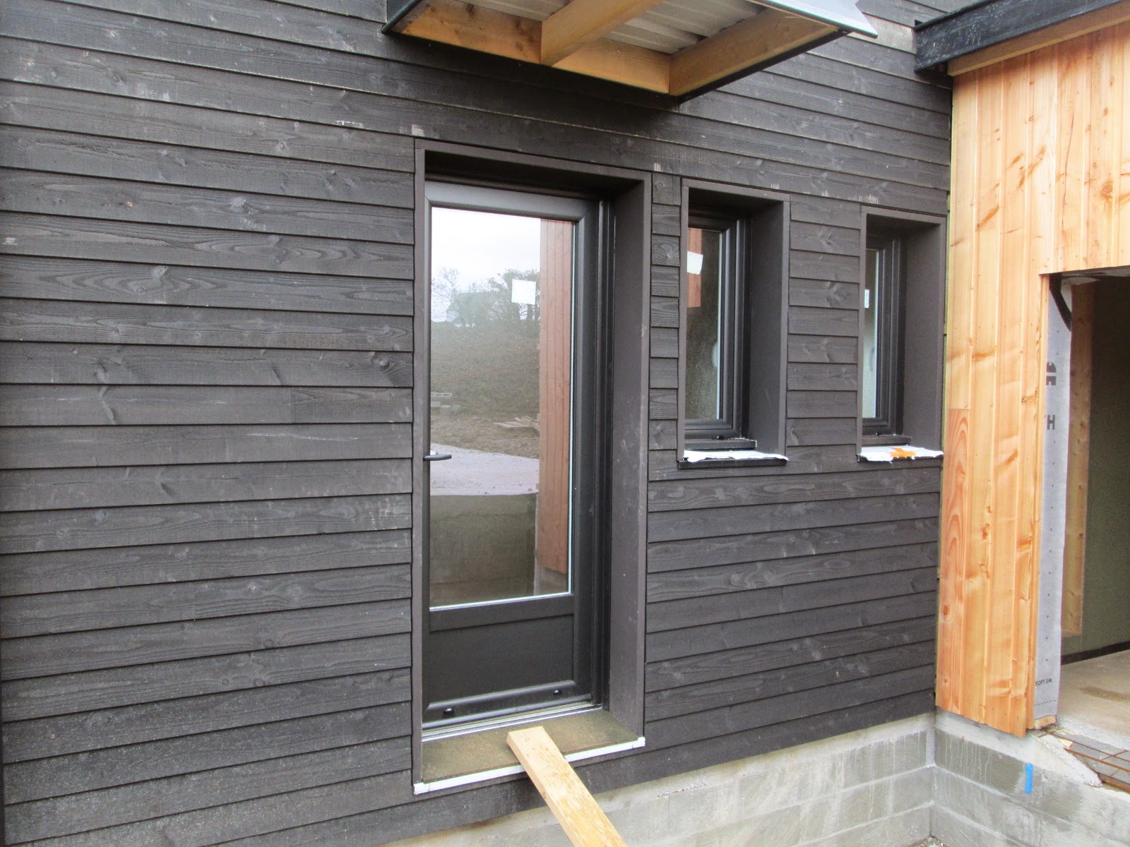 Maison bois à Loperhet ( Akabois ) Les fenêtres sont posées et la ~ Porte Entree Maison Bois Maison bois à Loperhet ( Akabois ) Les fenêtres sont posées et la ~ Porte Entree Maison Bois