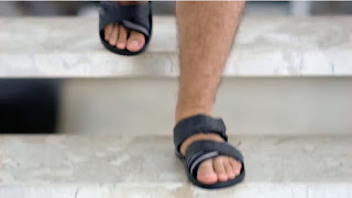 Os pés masculinos do Thiago Lacerda em sandálias Cartago