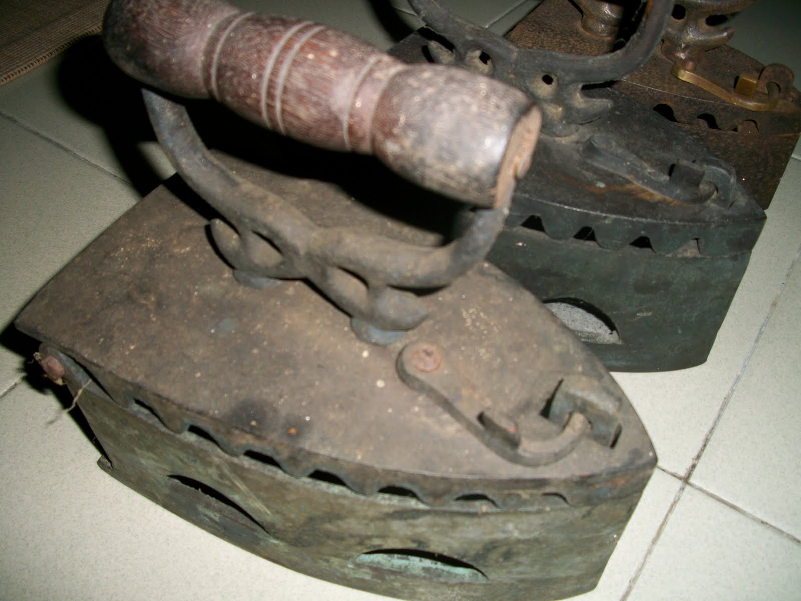 collectible items 3 vintage charcoal irons (2 brass and 1 cast iron)