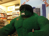 Toys R Us - Lapins Crétins - New York - Times Square - Hulk Lego