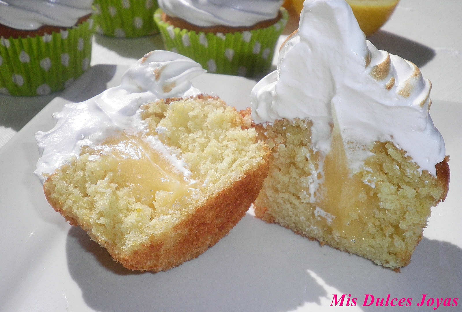 Cupcakes de limón rellenos de cuajada de limón y cubiertos con merengue