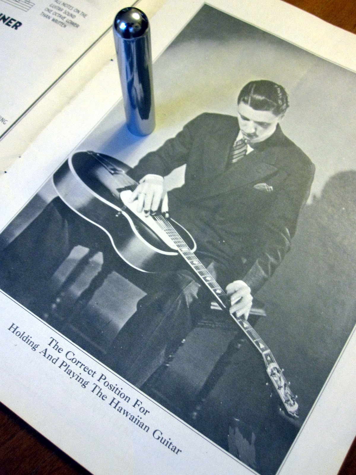 http://3.bp.blogspot.com/-8NO7uUvYDjc/T4MltzqRscI/AAAAAAAAGdI/pOzgTqIiflg/s1600/hawaiian-guitar-correct-position.jpg