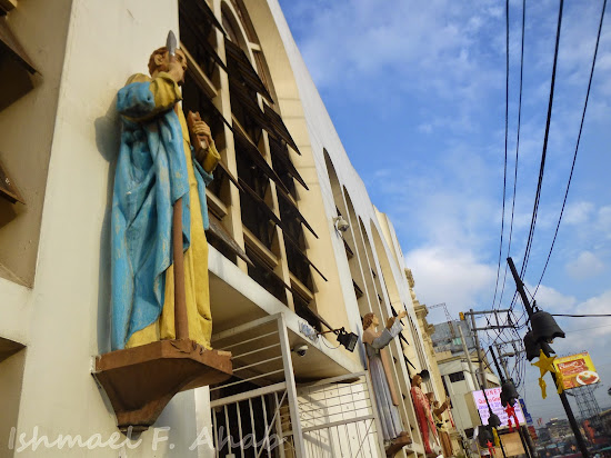 Images of saints at the side of Quiapo Church