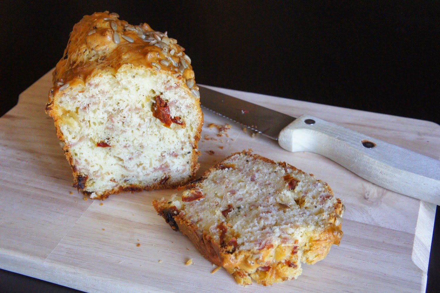 Gâteau au yaourt... salé aux lardons, comté et tomates séchées