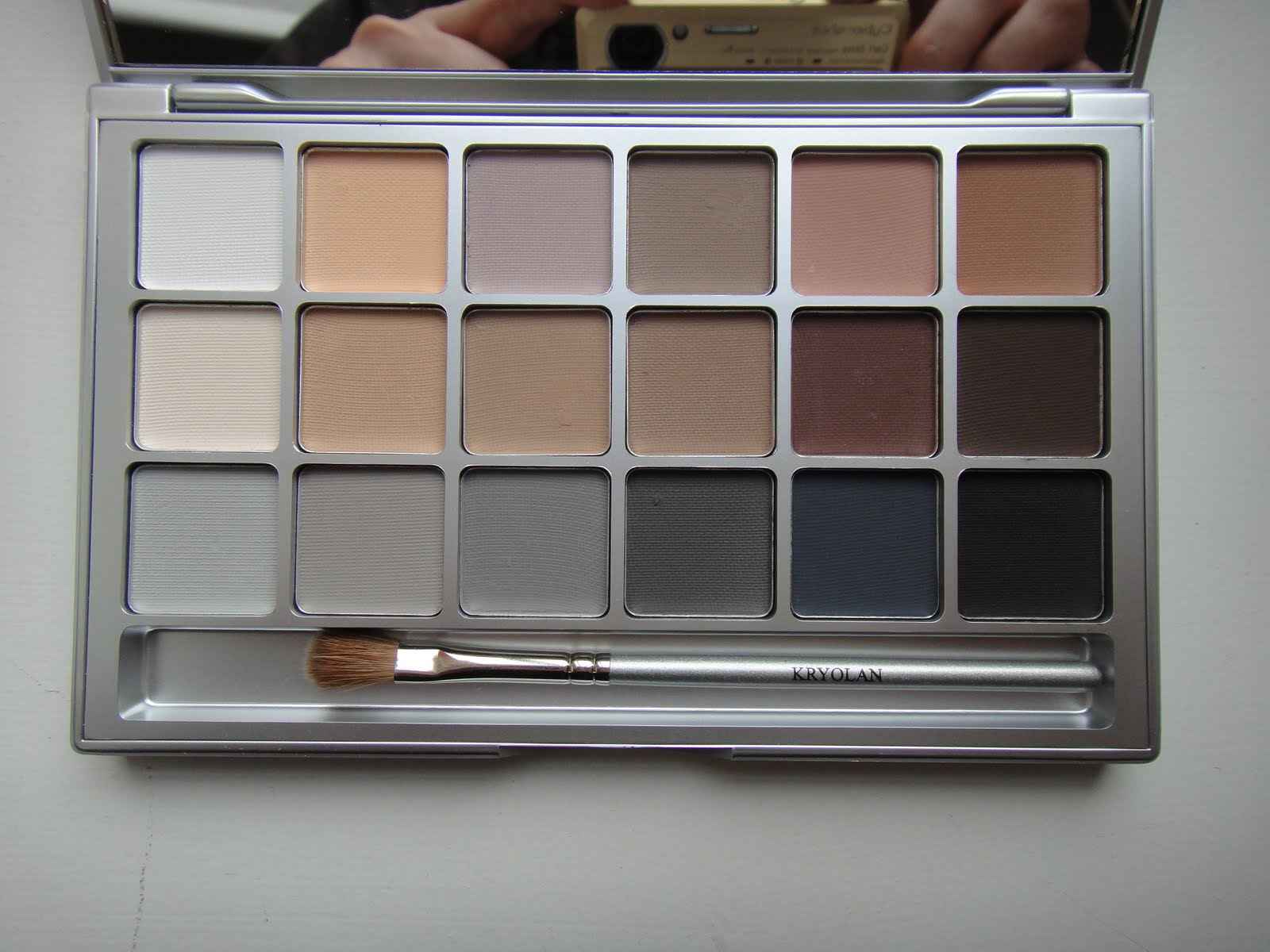 moodeve's beauty workout Kryolan eyeshadow and Nails Of the Week(s)