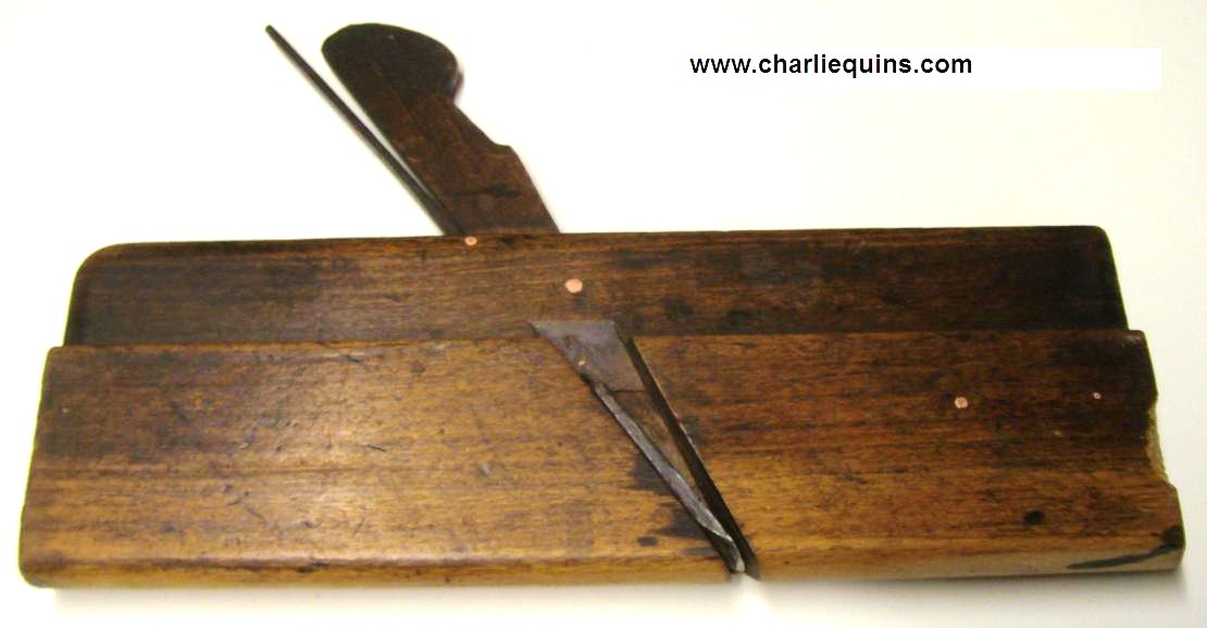 The antique wood plane measures 9 1/4 inches (23.5cm).